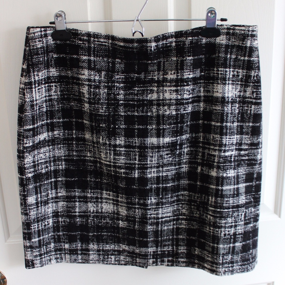Ann Taylor short black and white plaid skirt